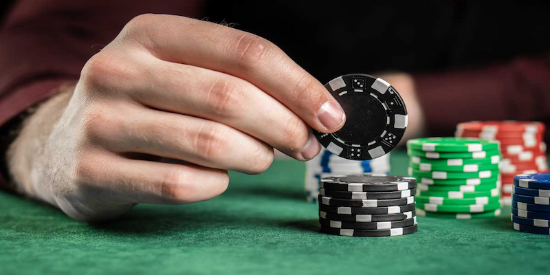 Nghệ thuật Bluff trong Poker Rikvip – Khi nào nên tố tất tay (All-in)? Bluff Là Gì Và Tại Sao Nó Quan Trọng Trong Poker Rikvip?